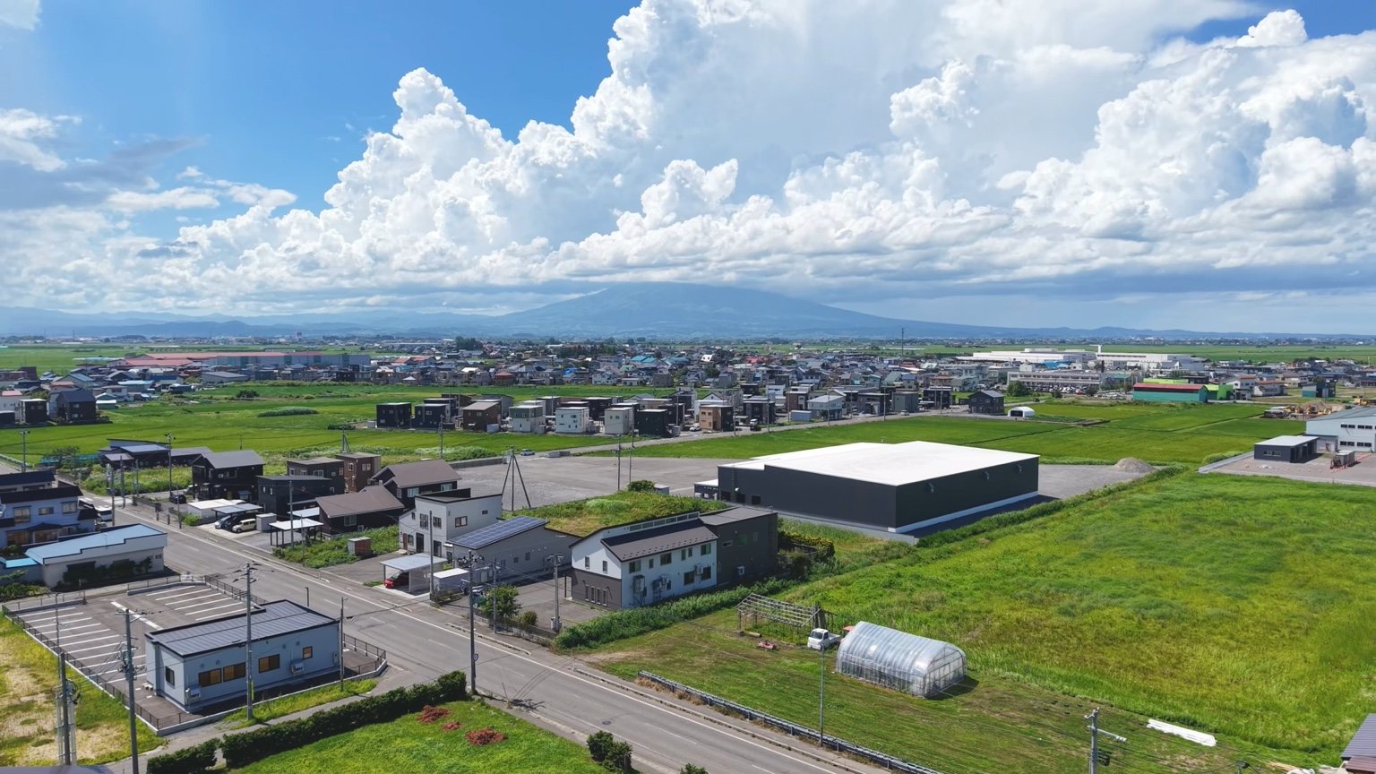 新築住宅と周辺風景のドローン空撮