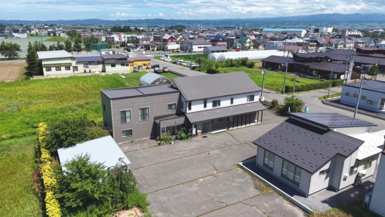 住宅を真上から捉えたドローン空撮