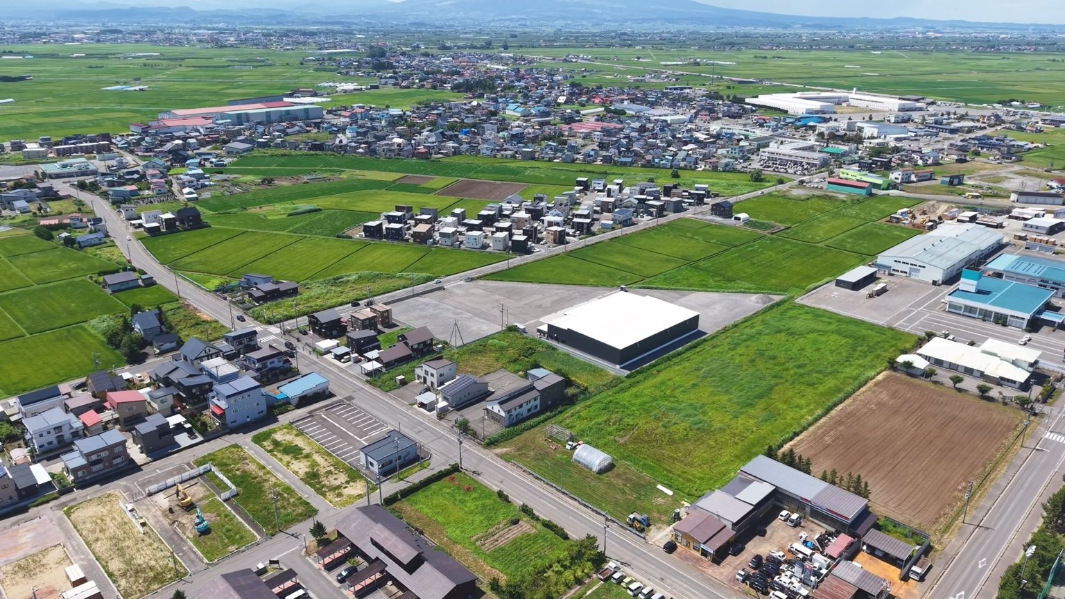 住宅と周辺風景のドローン空撮