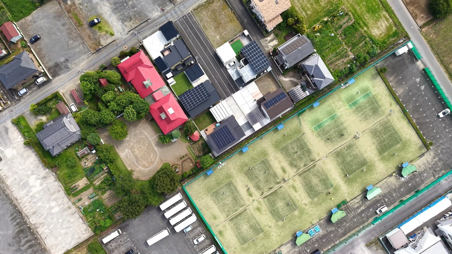 住宅とご家族のドローン空撮