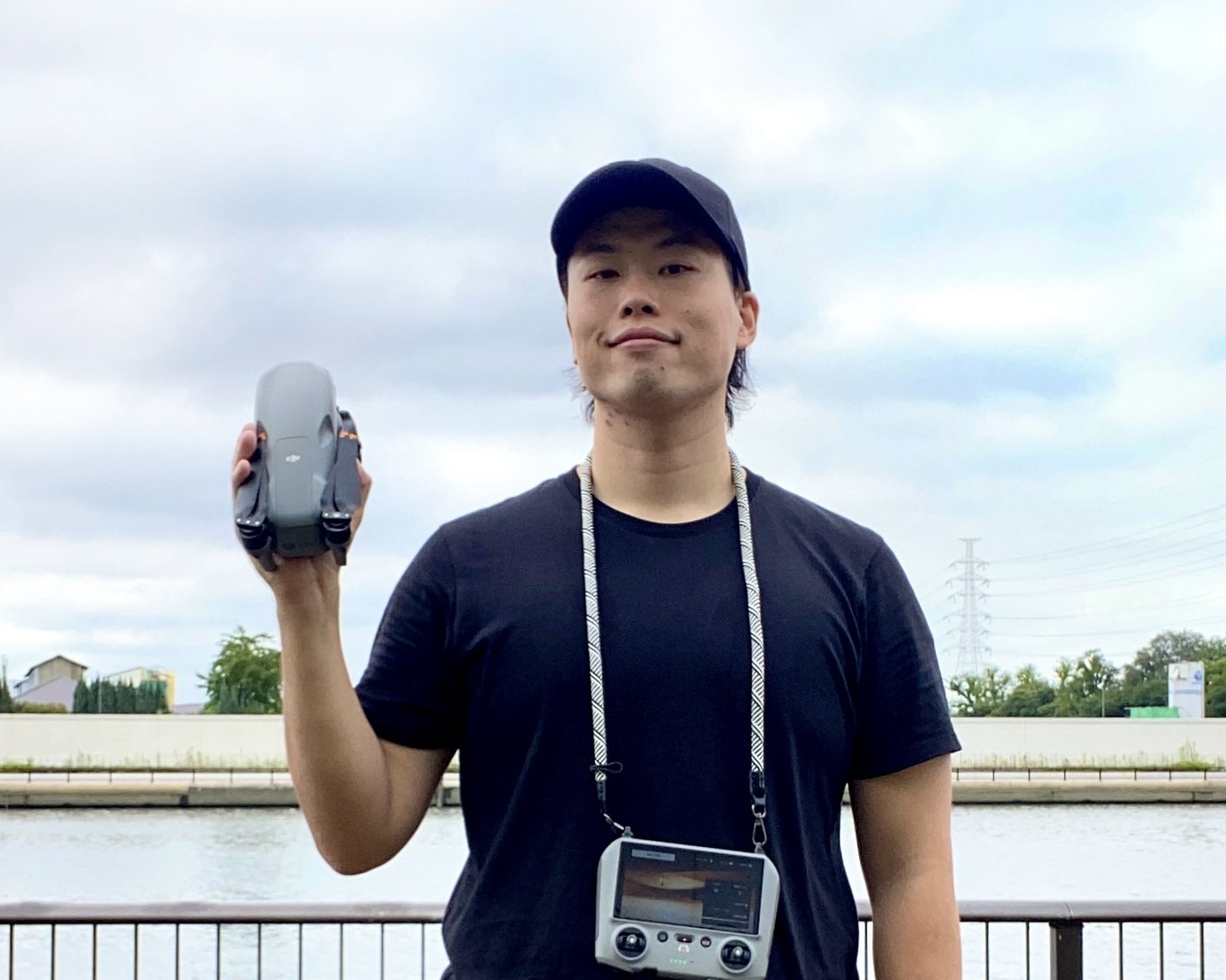 ドローンを手にした撮影者 Sota